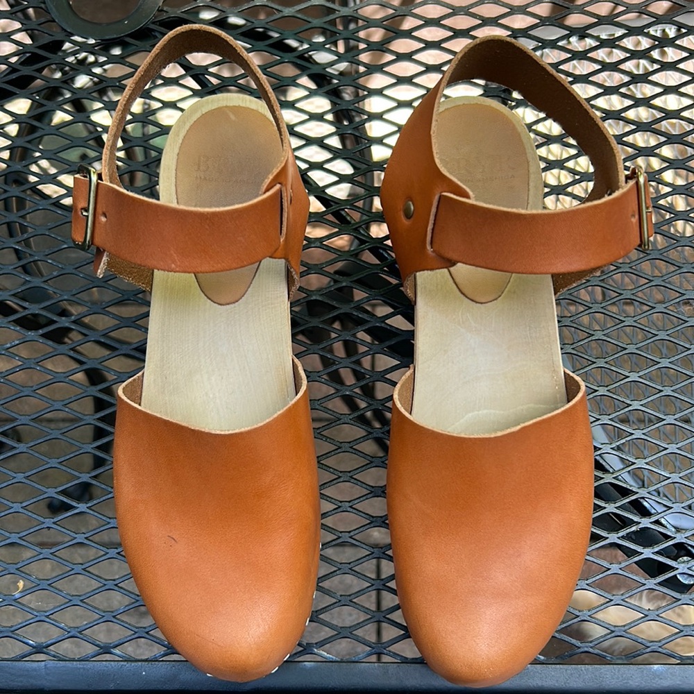 Bryr Emma Closed Toe clogs